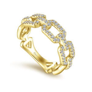 Gabriel & Co gold pave diamond link ring angle view